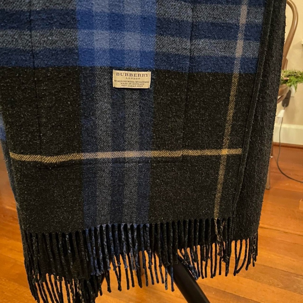 Vintage Burberry Helene Shawl blue gray plaid wool oversized scarf - Picture 10 of 12